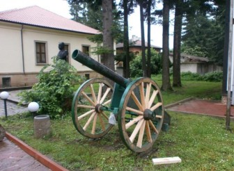 Оръдието пред Исторически музей- Етрополе…