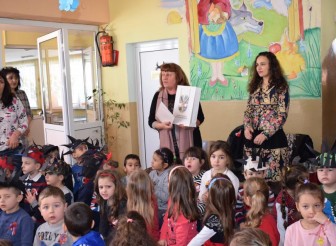 ДЕЦАТА ОТ ДГ „ЗВЪНЧЕ“ ПОСРЕЩНАХА…