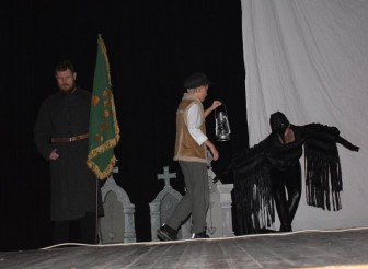 СПЕКТАКЪЛЪТ „ПАМЕТНИКЪ“ НА ЕТРОПОЛСКА СЦЕНА
