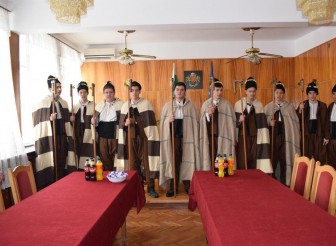 КОЛЕДАРИ ГОСТУВАХА В ОБЩИНСКА АДМИНИСТРАЦИЯ…