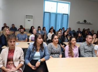 Петима стажанти вече са част…
