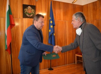 КМЕТЪТ НА ЕТРОПОЛЕ ВРЪЧИ ГРАМОТИ…