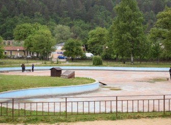 ПОЧИСТВА СЕ ЕЗЕРОТО В ПАРКА…