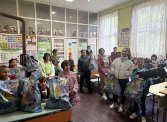 „Подай ръка – всички сме…