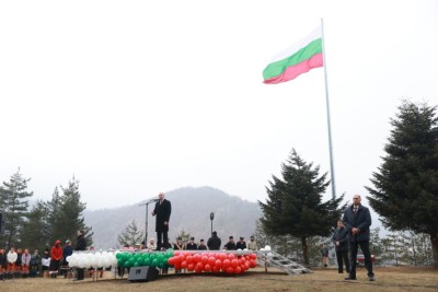 Българско знаме се извисява на…