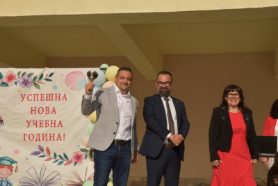 Етрополе посрещна новата учебна година…