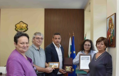 Кметът връчи почетен знак на…